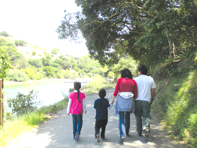 Una familia hispana disfruta de una caminata en el send¬ero alrededor del lago Chabot en el Parque Regional Lake Chabot en Castro Valley. El parque es un lugar popular en donde se puede disfrutar de una carne asada, caminatas, ciclismo, paseos en bote, pesca, y muchas otras actividades.